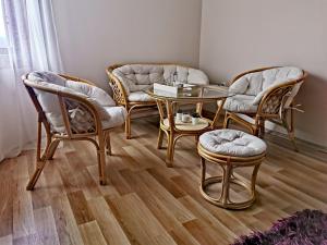 弗尔尼亚奇卡矿泉镇Jumiko Apartments的一间带椅子、桌子和沙发的房间