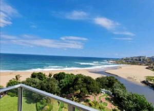 马盖特Santana 904 beachfront apartment. Beautiful sea views的阳台享有海滩和海洋的景致。