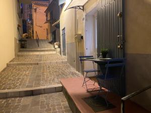 阿洛Petit Cocon cosy au cœur du village d'Allauch的街上一条带桌椅的小巷