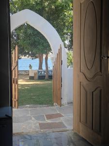 阿斯旺Maghrabi's Guest house的木门房子的入口