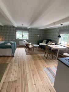 STF Gysinge Wärdshus & Hotell的客厅配有床和桌子