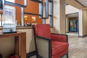 尤利Comfort Inn Yulee - Fernandina Beach的坐在餐厅酒吧的红椅