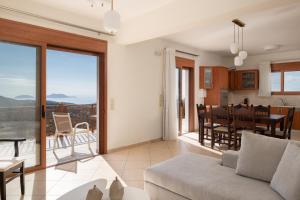特里欧皮特拉Triopetra Luxury Villas Panagia的带沙发的客厅和用餐室
