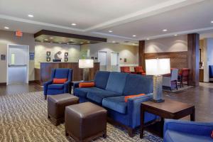 悉尼Comfort Inn & Suites Sidney I-80的酒店大堂设有蓝色的沙发和椅子