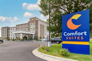 比林斯Comfort Suites Billings的舒适套房前方的标志