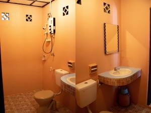 刁曼岛BUSHMAN TIOMAN的一间带卫生间和水槽的浴室