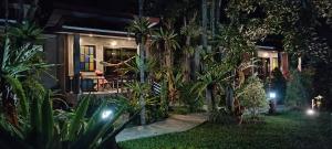 高兰Fill - Feel @ Long Beach Resort的夜晚带花园的房子