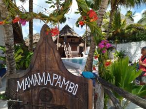 江比阿Mamamapambo Boutique Hotel的度假村前的标志,带游泳池