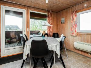 博利尔马克6 person holiday home in R m的一间带桌椅的用餐室