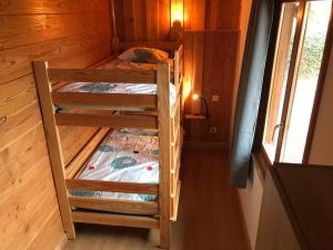 Saint-Quentin-Lamotte-Croix-au-BaillyLe chalet的小屋内的双层床间 - 带两张双层床