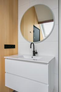 栋堡Hello Zeeland - Appartement Weststraat 36的一间带水槽和镜子的浴室