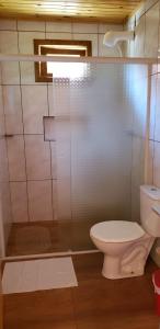 乌鲁比西Amanhecer na Serra的一间带卫生间和玻璃淋浴间的浴室