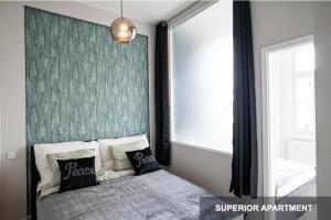 布达佩斯BpR Agathé Elegant Suite with Parliament View的一间卧室配有一张带绿色墙壁的床