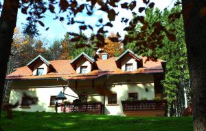 霍茨科波霍尔耶鲁塞维克绿村公寓的一座大型白色房屋,设有红色屋顶