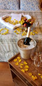 乌鲁比西Amanhecer na Serra的一张桌子,上面放着一瓶葡萄酒和一碗水果