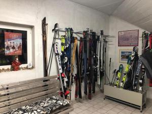 奥蒂塞伊财神酒店的一堆滑雪板靠墙排成一排