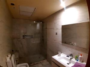 卡萨布兰卡Maarif的带淋浴、盥洗盆和卫生间的浴室