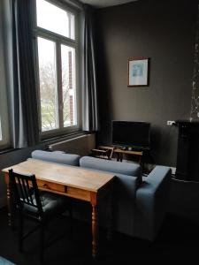 芬洛欧普德伯格酒店的客厅配有沙发和桌子