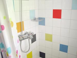 Wichmond加州住宿加早餐旅馆的浴室设有色彩缤纷的瓷砖淋浴。