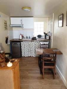 蒙彼利埃Simone's Tiny House的一间带桌子的厨房和一间带炉灶的厨房
