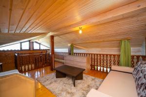 罗格其维Villa Makeli的一间配有沙发和一张桌子的阳台客房