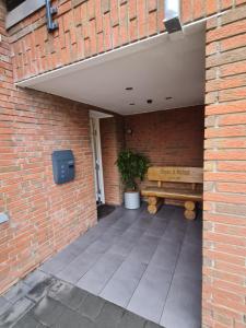 维利希Ferienwohnung / Messeunterkunft的庭院内砖墙和长凳
