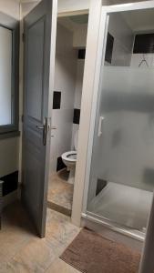 CastelsLe clos Le Roc Rouge的一间带卫生间和滑动玻璃门的浴室