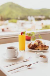 萨尔塔Hotel Tonight的一张早餐桌,包括一杯咖啡和糕点