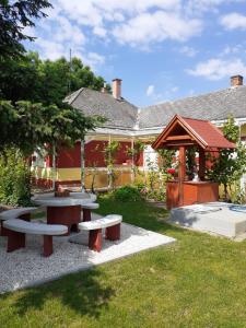 KerekegyházaKereki Retro Vendégház的院子里的野餐桌和凉亭
