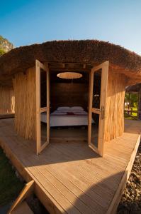 法拉尔雅卡巴克查卡拉海滩酒店的木甲板上小屋的一张床位