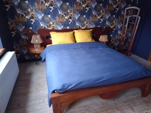 斯帕Le vieux Spa de Polo-Jo的一间卧室配有一张带蓝色棉被的床