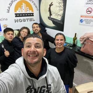 马德里Madrid Downtown Hostel的一群人面前的男人微笑