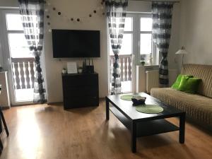 斯克拉斯卡波伦巴Szklarska Poręba dwupoziomowy, duży apartament z garażem i sauną的带沙发和咖啡桌的客厅