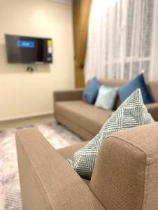 阿尔哈姆拉Alhamra Horizons的带沙发和电视的客厅