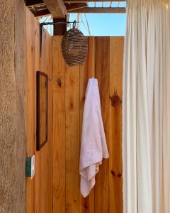 GuayabasPorã Chacahua的浴室的毛巾挂在木墙上