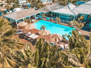 东方湾人工林酒店的享有带游泳池的度假村的空中景致