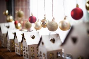 科帕奥尼克Vista Mountain House的排成一排的圣诞装饰品和房屋