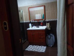 马那瓜Casa 114的一间带水槽和镜子的浴室