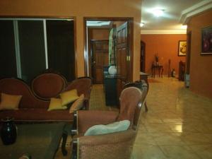马那瓜Casa 114的客厅配有沙发和椅子