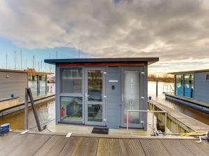 福伦丹Modern Houseboat in Marina of Volendam的水面上的小房子