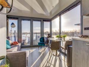 福伦丹Modern Houseboat in Marina of Volendam的厨房以及带桌椅的起居室。