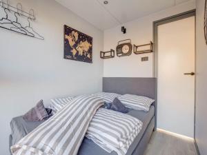福伦丹Modern Houseboat in Marina of Volendam的一间卧室设有两张床,墙上挂着一个时钟。