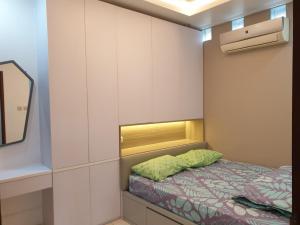 万隆Guest House Omah Ningrat Bandung的一间小卧室,配有一张床和镜子