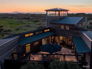 Otaki BeachIdyllic ocean front beach house - Waikawa Beach的一座大房子,上面设有一个凉亭