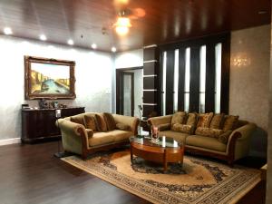 PinamalayanSeacliff Suites Hotel and Resort的客厅配有两张沙发和一张咖啡桌