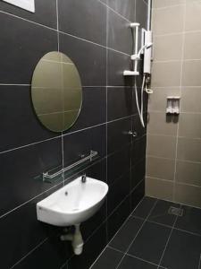 金马仑高原CAMERON TROPICA HOMESTAY的一间带水槽和镜子的浴室