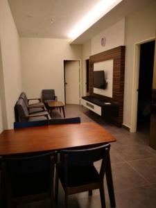 金马仑高原CAMERON TROPICA HOMESTAY的客厅配有桌子和沙发