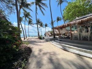 班泰Sea Love Beach Bar & Bungalows的一条通往棕榈树海滩的小路
