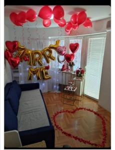 斯梅代雷沃ANKA apartman的一间房间,放着一大堆红色和金色气球