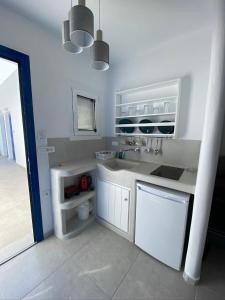 阿吉奥斯普罗科皮奥斯尼克莱塔一室公寓酒店的白色的浴室设有水槽和卫生间。